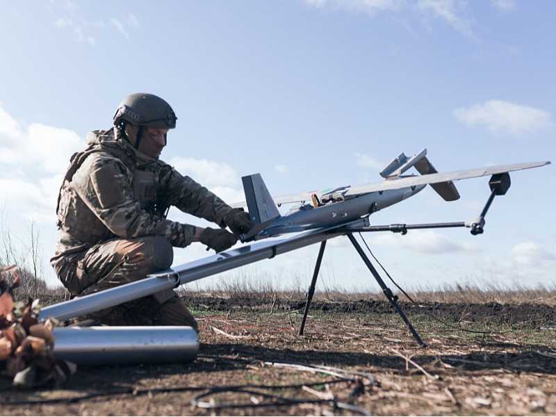 Un soldato ucraino lancia un drone nella regione di Kharkiv. (foto Getty Images)
