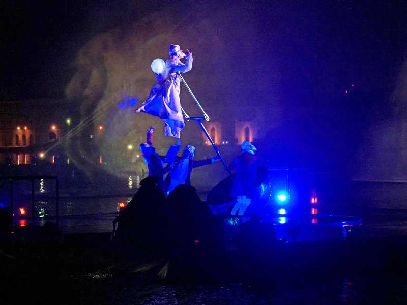 Uno spettacolo sull'acqua che diventa per una notte un percorso emozionale attraverso la vita di Giacomo Casanova. Foto Ansa