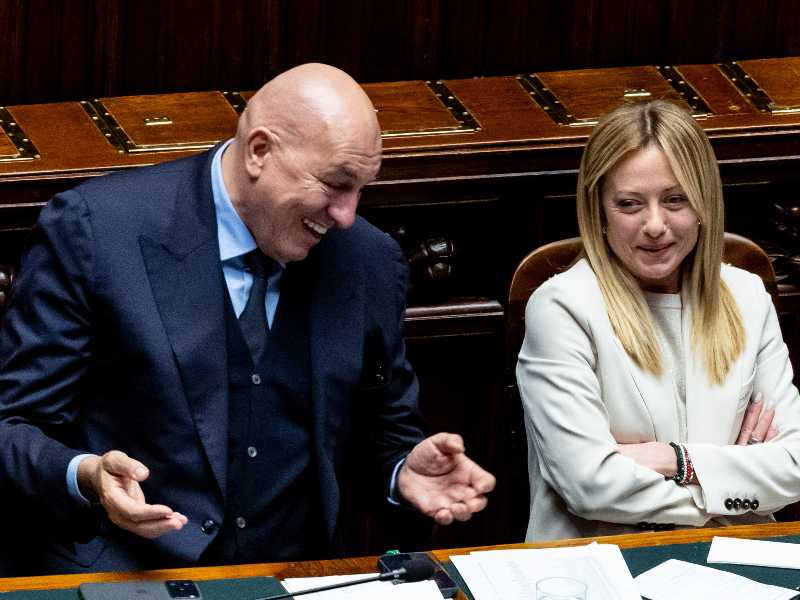 Il ministro della Difesa Guido Crosetto e la presidente del Consiglio Giorgia Meloni (Mauro Scrobogna / LaPresse)