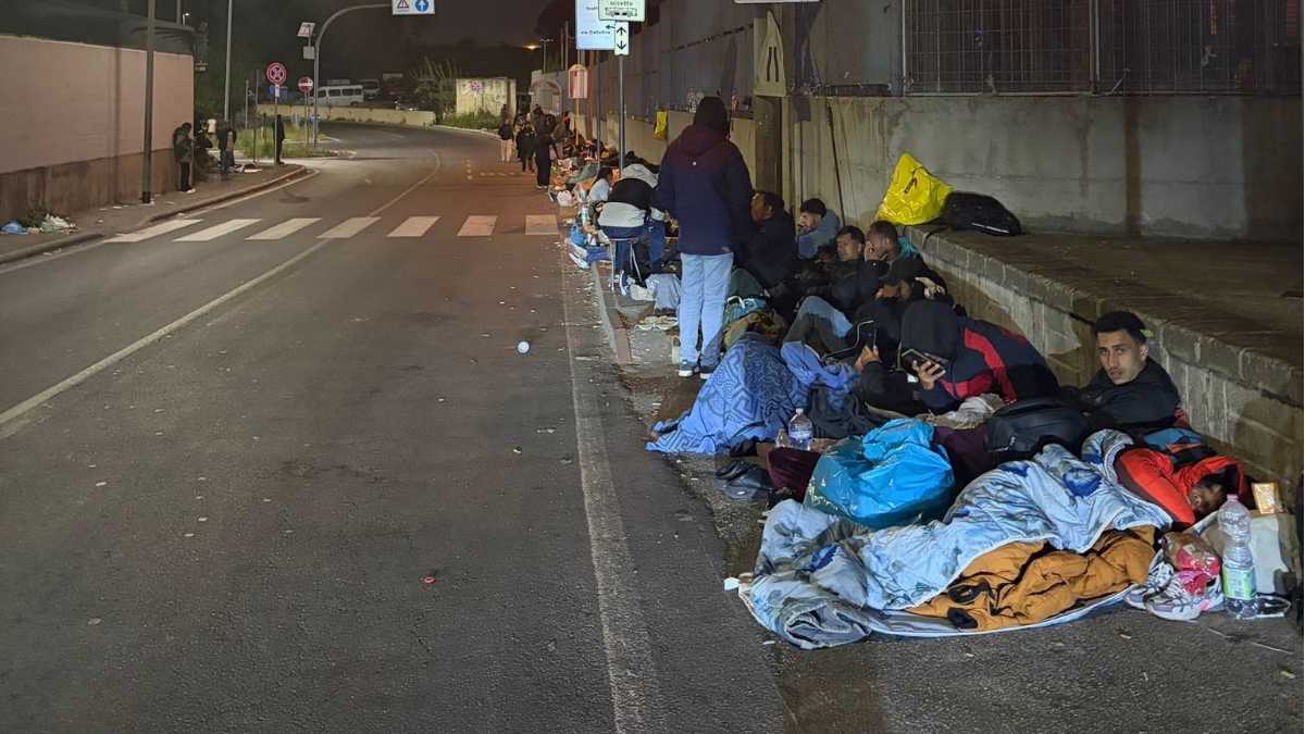 Scene da terzo mondo davanti alla Questura