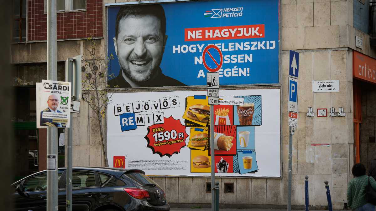 Un manifesto elettorale con Volodymyr Zelensky a Budapest, 19 Marzo 2026. (Photo by Jaap Arriens/NurPhoto via Getty Images)