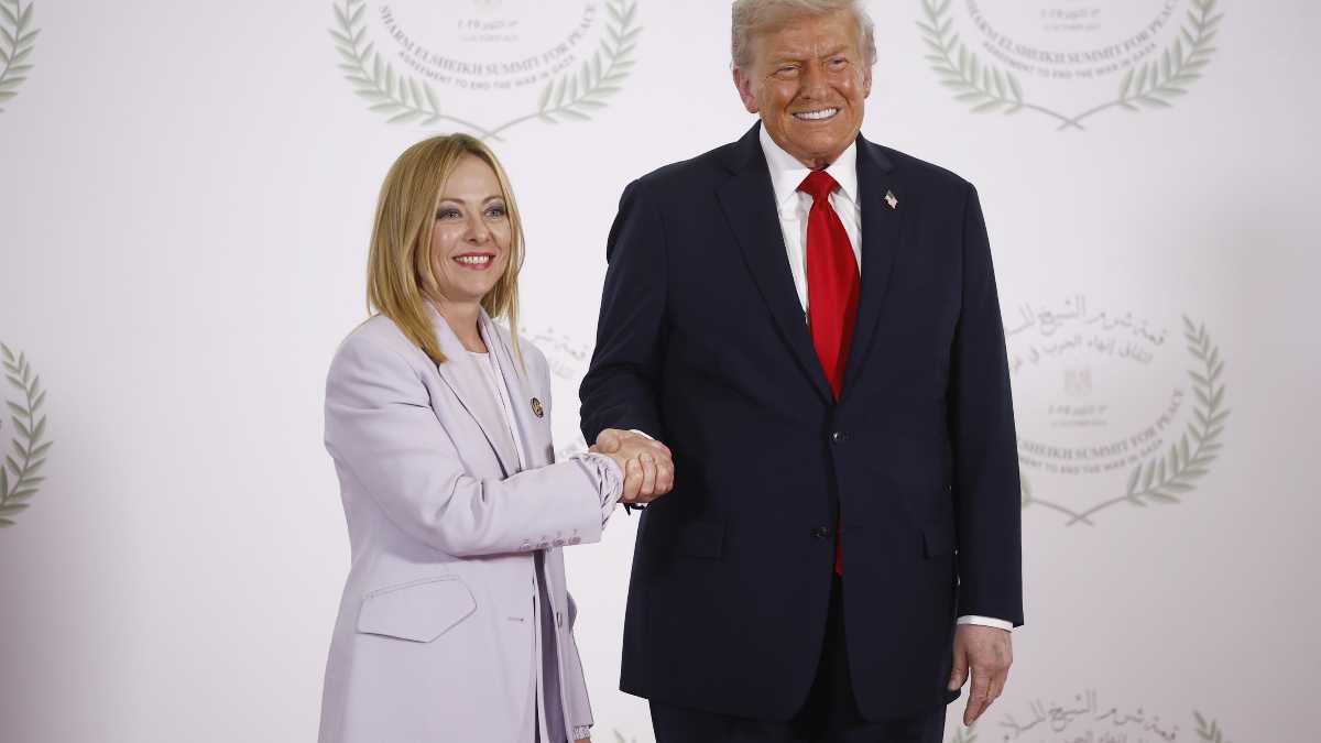 Immagine di Meloni stretta tra l'Europa e Vance. Il vicepresidente Usa: "Deluso da leader Ue, ma non da Meloni e Orbán"