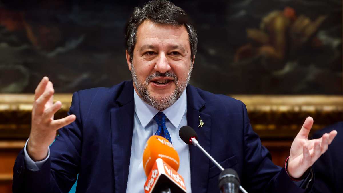 Immagine di Salvini annacquato. Frena su remigrazione e gas russo. Romeo: “L’evento di Milano? Io in piazza per il nord”