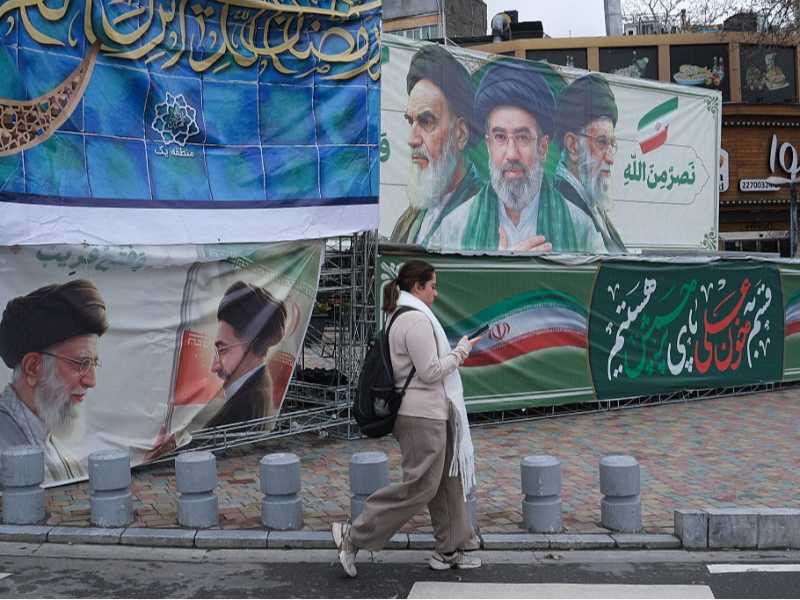 Un poster che raffigura i tre capi religiosi che si sono avvicendati alla guida dell'Iran: gli ayatollah Khomeini, Khamenei e Mojtaba Khamenei (foto Getty Images)