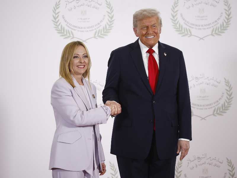 epa12451502 Italian's Prime Minister Giorgia Meloni (L) and US President Donald Trump shake hands during the greetings ceremony before the family picture at the Gaza Peace Summit in Sharm El-Sheikh, Egypt, 13 October 2025. US President Donald Trump alongside Egypt's President Abdel Fattah al-Sisi with leaders from more than 20 countries attend the summit in Sharm El-Sheikh. The first phase of Gaza peace plan between Israel and Hamas involves the release of Israeli hostages and Palestinian prisoners, the partial withdrawal of Israeli forces, and the delivery of humanitarian aid to Gaza. EPA/YOAN VALAT / POOL