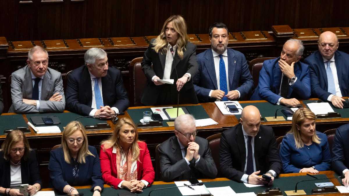 Immagine di Meloni alla Camera: Piantedosi nasconde il volto, Conte prende appunti