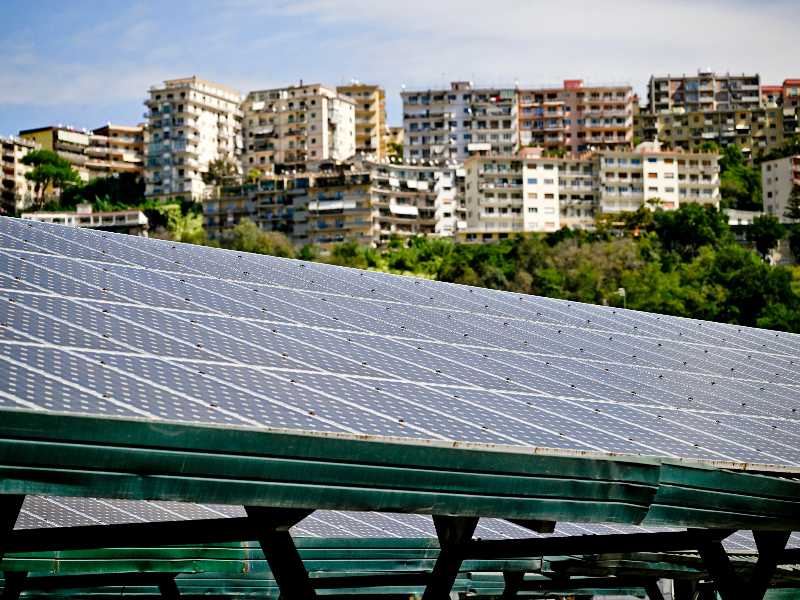 Pannelli fotovoltaici installati sulla copertura di un parcheggio di un mercato rionale a Napoli, 20 settembre 2022 ANSA / CIRO FUSCO