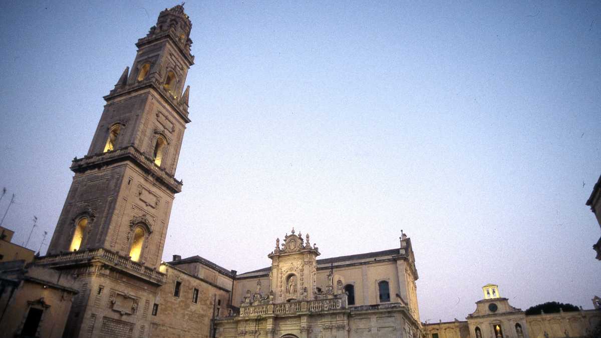 Immagine di Le urne, le lapidi, le statue