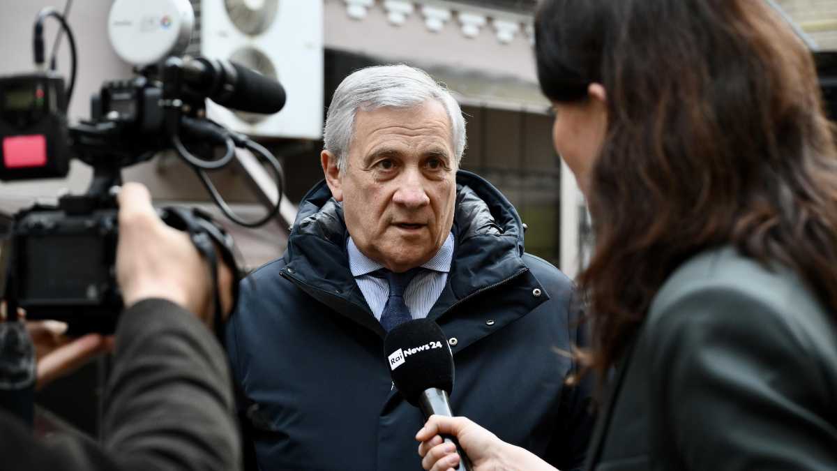 Immagine di Tajani dai Berlusconi. Sale Costa capogruppo. Congresso dopo il voto