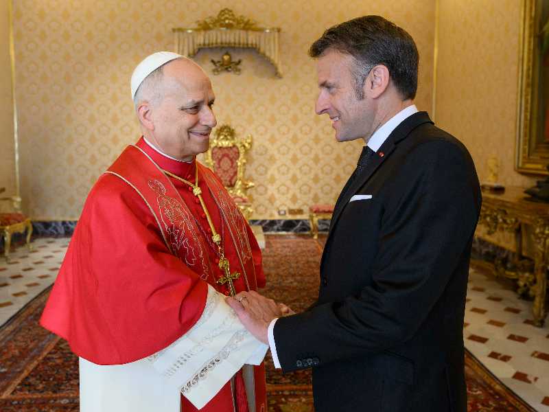 Il Papa accoglie in Vaticano Emmanuel Macron