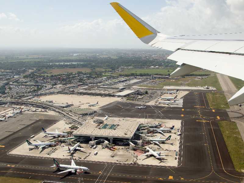 L'aeroporto di Roma Fiumicino visto da un airbus 320 in atterraggio (Fabrizio Gandolfo/SOPA Images/LightRocket via Getty Images)