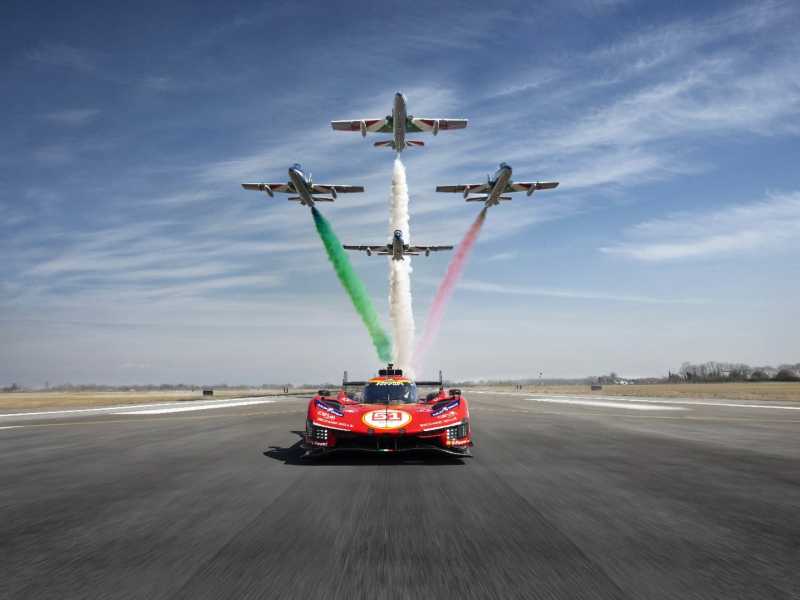 DIDA: La Ferrari 499P campione del mondo Wec e tre volte vincitrice a Le Mans è qui in pista con le Frecce Tricolori. Il Mondiale Wec comincia la prossima settima con la 6 ore di Imola che sarà preceduta dal prologo del campionato martedì (foto Ferrari Me