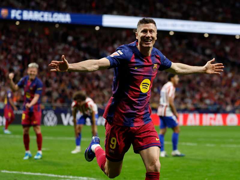 epa12869760 FC Barcelona's striker Robert Lewandowski celebrates after scoring the team's second goal during the Spanish LaLiga soccer match between Atletico Madrid and FC Barcelona, in Madrid, Spain, 04 April 2026. EPA/Mariscal