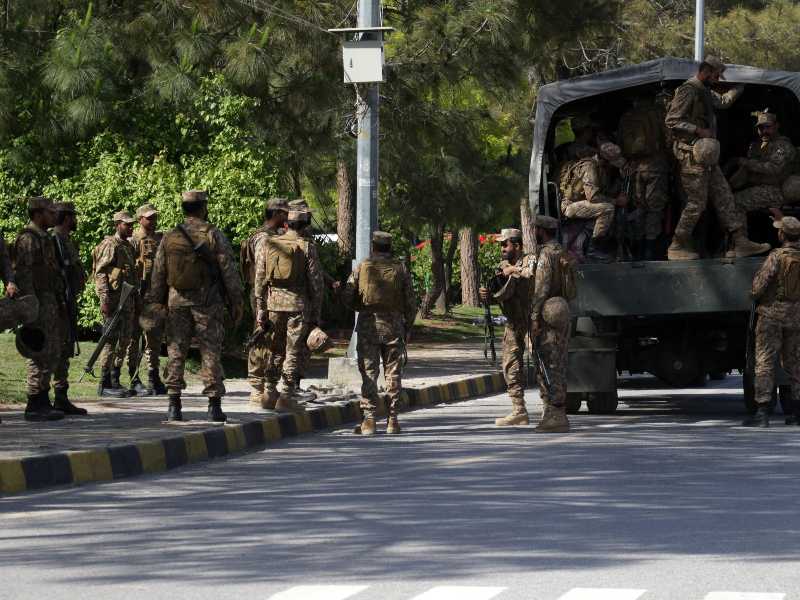 Funzionari della sicurezza pakistani a un posto di blocco, mentre le misure di sicurezza sono state intensificate in vista della visita delle delegazioni statunitense e iraniana a Islamabad. Foto Ansa