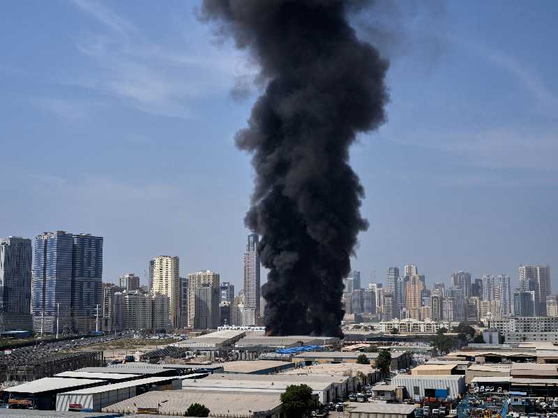 L'area industriale di Sharjah City, negli Emirati Arabi Uniti, colpita dai razzi iraniani (AP Photo/Altaf Qadri)