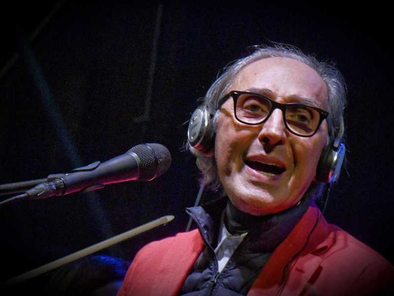 Un momento del concerto di Franco Battiato in piazza del Plebiscito per inaugurare l'edizione 2017 del Napoli Teatro Festival, 5 giugno 2017. ANSA / CIRO FUSCO