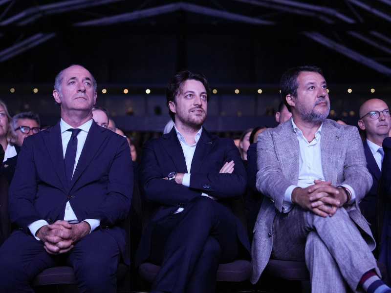 Nella foto da sin. il governatore uscente del Veneto, Luca Zaia, il deputato Alberto Stefani, il ministro delle infrastrutture e leader della Lega, Matteo Salvini, seduti in prima fila alla kermesse della Lega a Padova, 15 ottobre 2025 ANSA / ufficio stampa Matteo Salvini ++FOTO DIFFUSA DALL'UFFICIO STAMPA - USARE SOLO PER ILLUSTRARE OGGI LA NOTIZIA INDICATA NEL TITOLO - NON ARCHIVIARE – FOTO NON IN VENDITA - DA USARE SOLO PER FINI GIORNALISTICI - NPK+++