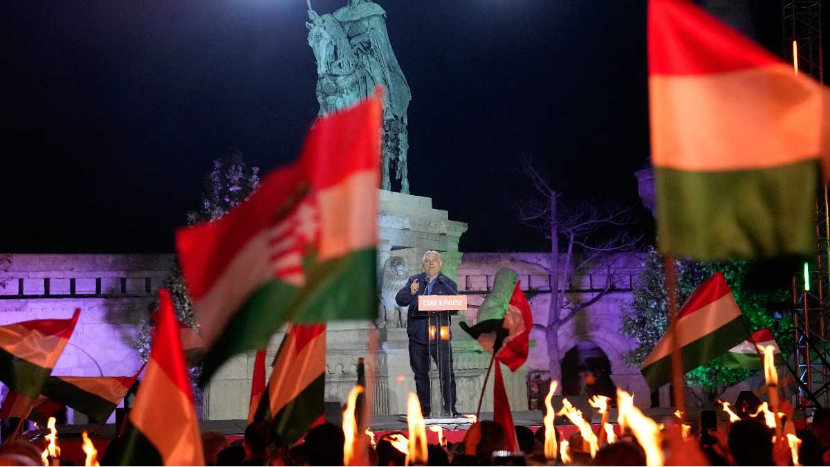 Immagine di L'ultimo comizio di Orbán in una piazza stanca quanto lui