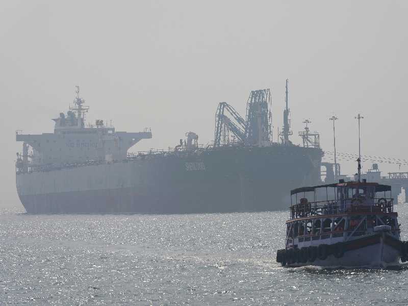La petroliera Shenlong Suezmax arriva in India dopo avere attraversato lo stretto di Hormuz (AP Photo/Rafiq Maqbool)