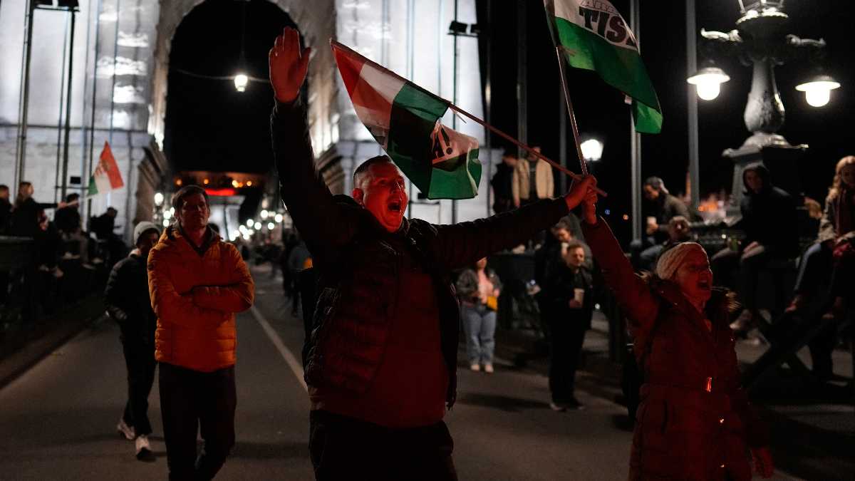 Immagine di Budapest si è svegliata. Immagini e suoni dalla festa per la vittoria di Magyar