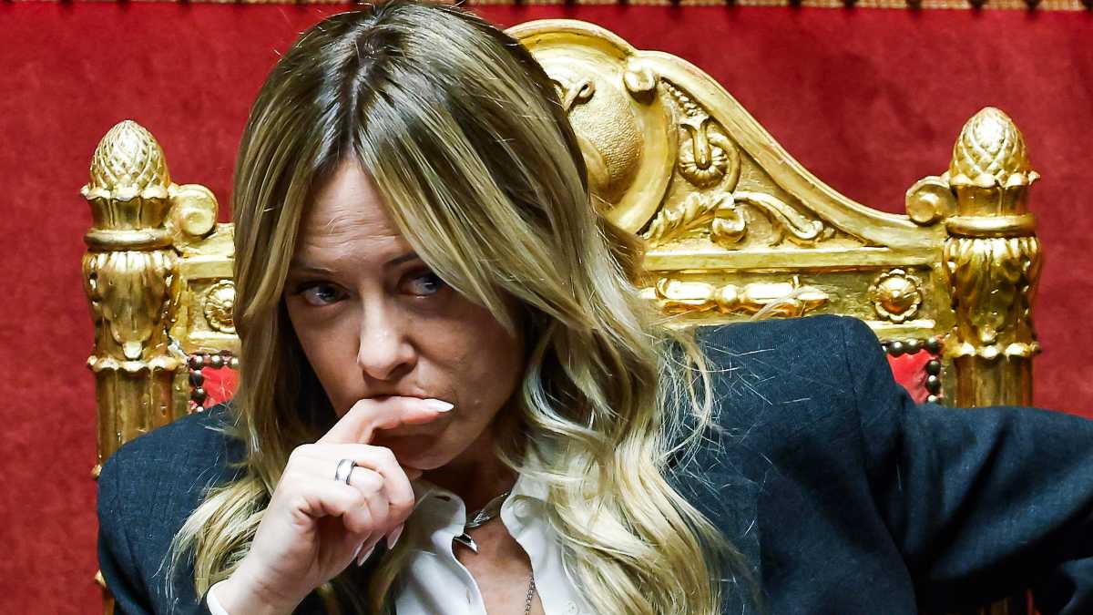 Immagine di Meloni e sospiri. Imbarazzata da Trump e dalla frase di Descalzi, sorride a Magyar. Fitto: “Ancoriamoci alla Ue”