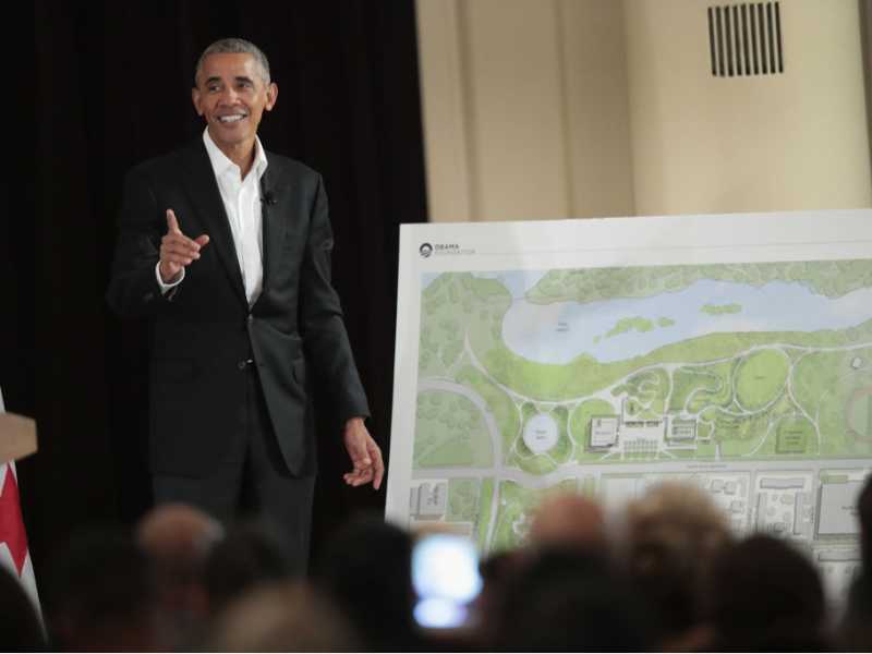 L'ex presidente statunitense Barack Obama con il progetto del suo presidential center a Chicago (foto Getty Images)