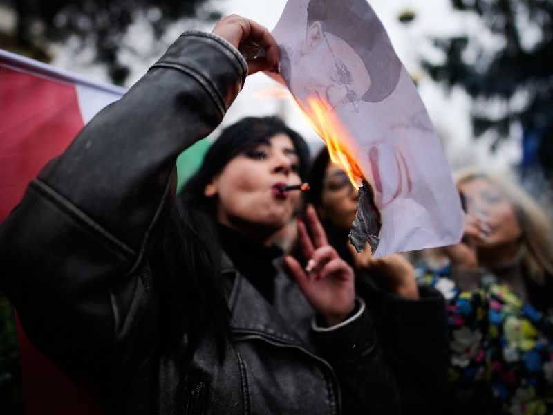 A protester smokes a cigarette after lighting it off a burning poster of Iran's Supreme Leader Ayatollah Ali Khamenei during a rally in support of Iran's anti-government protests, in Yalova, Turkey, Friday, Jan. 16, 2026. (AP Photo/Emrah Gurel)Associate Press/ LaPresseOnly Italy and Spain