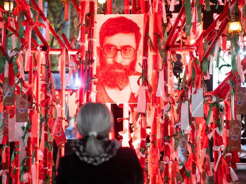 Una donna iraniana di fronte a un ritratto del defunto leader supremo iraniano Ayatollah Ali Khamenei aTeheran il 12 aprile 2026, durante il cessate il fuoco tra l'Iran e la coalizione israelo-americana (GettyImages)