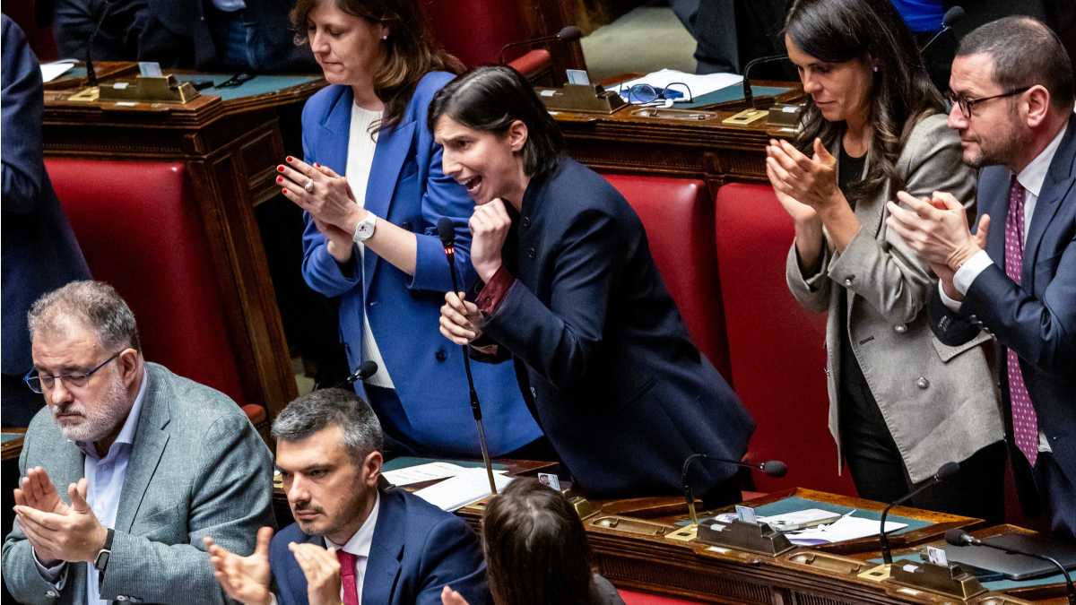Immagine di L'opposizione difende Meloni da Trump. Schlein: "Attacco inaccettabile". M5s: "Solidarietà, ma premier prona"