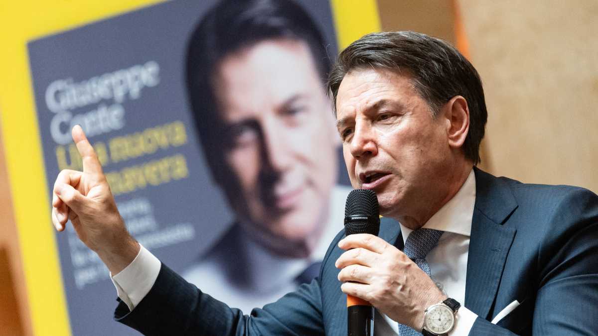 Immagine di Conte presenta il nuovo libro. Andranno Speranza, Gualtieri e Guerini. Mistero Schlein. Renzi non invitato