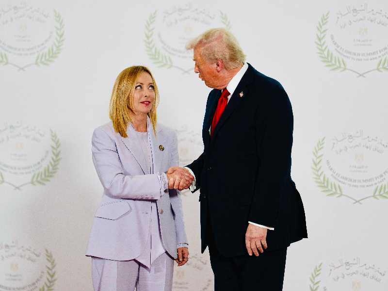 Donald Trump e Giorgia Meloni alla cerimonia della firma del Piano di pace per il Medio Oriente a Sharm el-Sheikh in Egitto (Foto Filippo Attili/Palazzo Chigi/LaPresse)