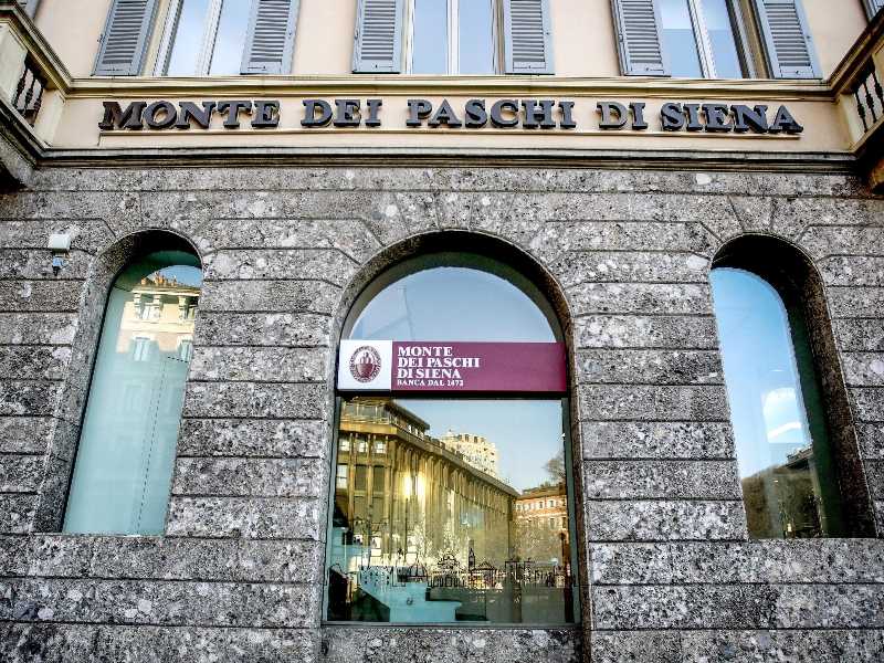 La filiale della Banca Monte dei Paschi di Siena in piazza Cordusio a Milano. Foto Ansa