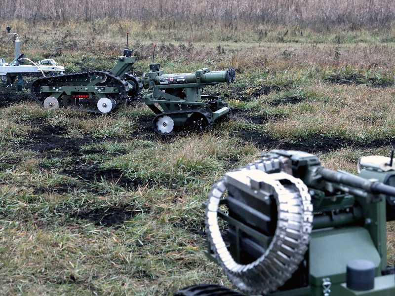 I sistemi robotici terrestri “Lehit”, sviluppati da specialisti ucraini, durante una dimostrazione (Ukrinform/NurPhoto)