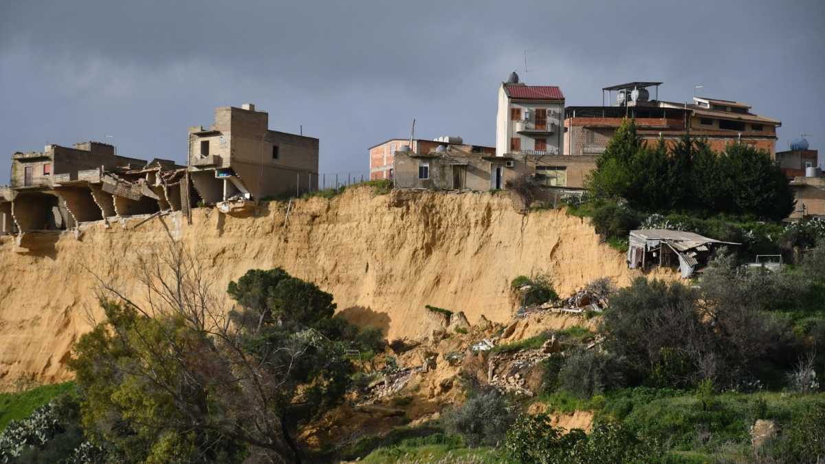 Immagine di Indagati gli ultimi 4 governatori della Sicilia per la frana di Niscemi