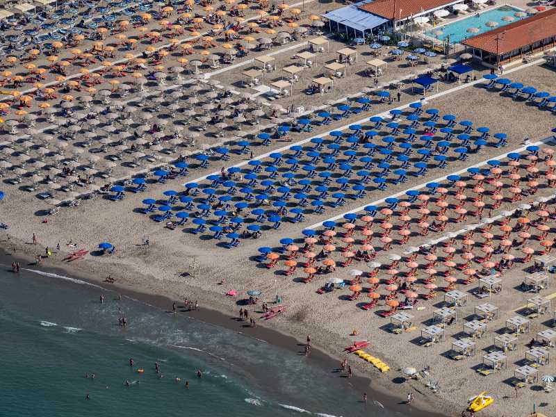 Una veduta delle spiagge e stabilimenti balneari della Versilia. Foto Ansa