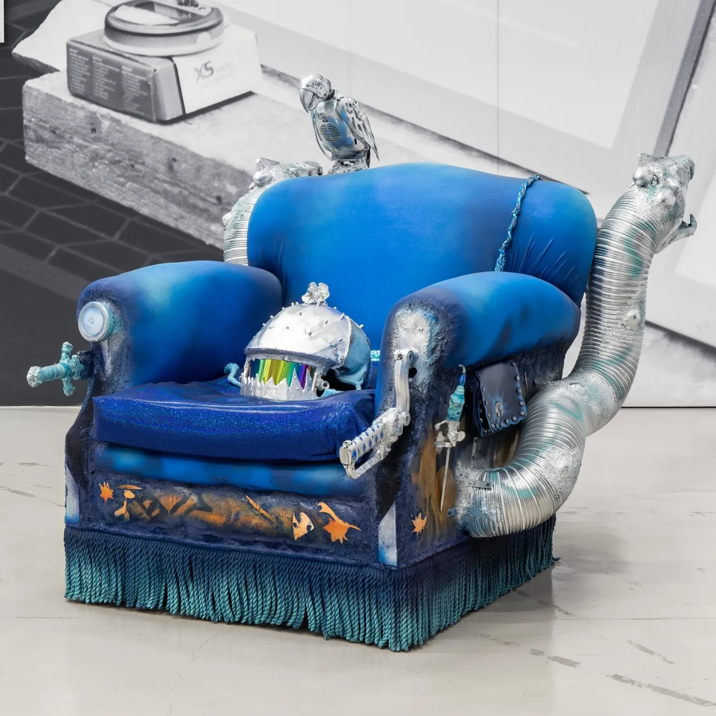 Paola, 2023, 140 × 110 × 132 cm, poltrona con rotelle, vernice, plastica, alluminio, colla, argilla sintetica, visore a diffrazione, dispositivi elettronici, MACRO – Museo d’Arte Contemporanea di Roma, courtesy ADA, Rome