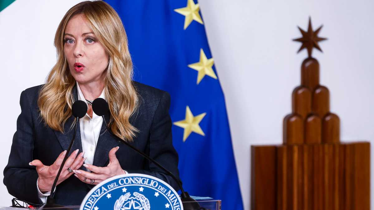 Immagine di La tregua di Meloni. Sente Macron e vola a Parigi in cerca di una soluzione per Hormuz