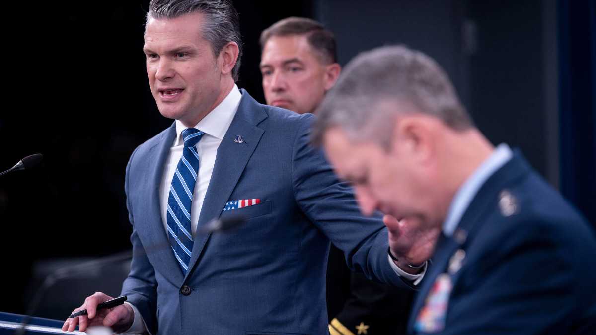 Immagine di Hegseth attacca i giornalisti “farisei”, ripete slogan di guerra e cerca di non perdere il lavoro
