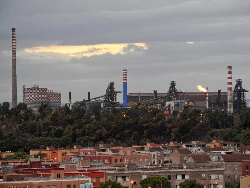 Lo stabilimento Ilva visto dai tetti del quartiere Tamburi