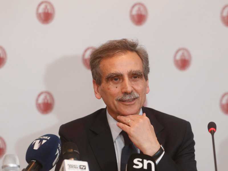 Luigi Lovaglio in conferenza stampa dopo l'assemblea MPS. Foto Ansa