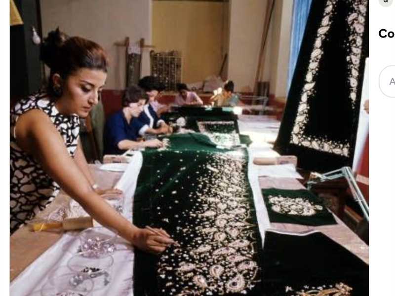 L'atelier di Farah Diba. Teheran, 1967. Fervono i preparativi (notare i vestiti delle sarte, le loro acconciature, l'agio con cui si muovono) per l'incoronazione della shabanou