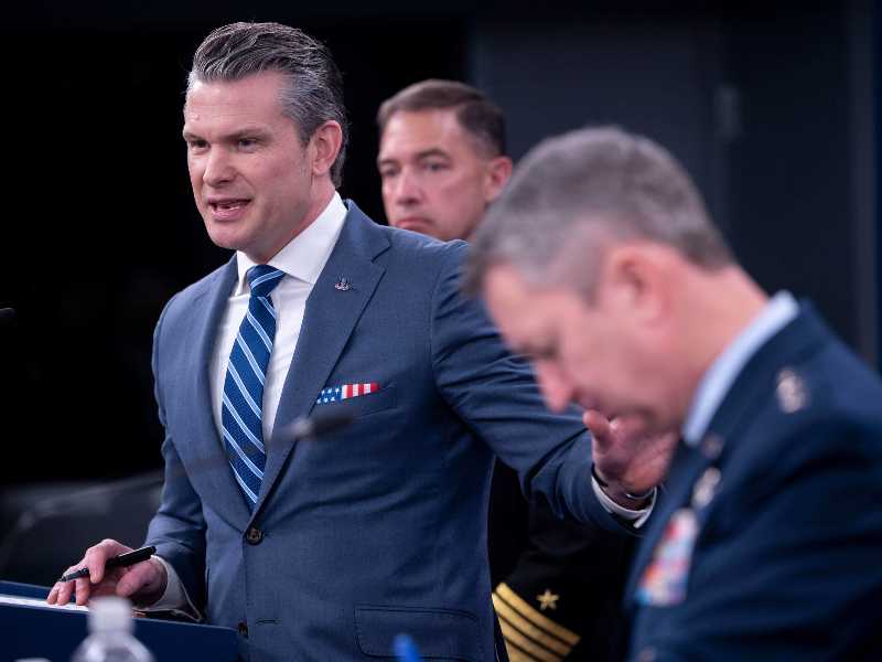 Il segretario alla Difesa americano, Pete Hegseth, con il generale Dan Caine e l'ammiraglio Brad Cooper
