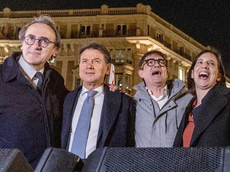 Angelo Bonelli, Giuseppe Conte, Nicola Fratoianni ed Elly Schlein, Roberto Gualtieri durante festeggiamenti per la vittoria del No al referendum sulla giustizia (foto di Mauro Scrobogna per LaPresse)