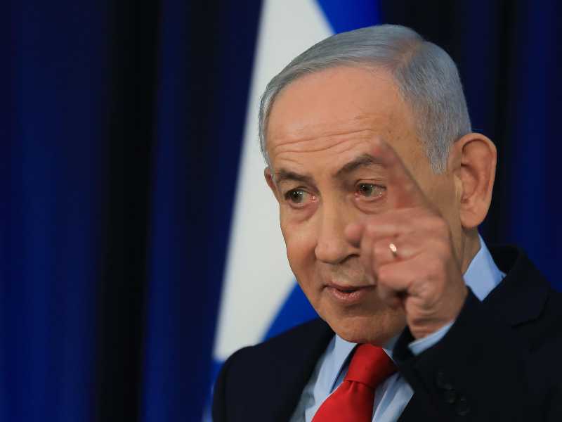 Il primo ministro israeliano Benjamin Netanyahu durante un incontro a Gerusalemme (foto EPA/RONEN ZVULUN / POOL)
