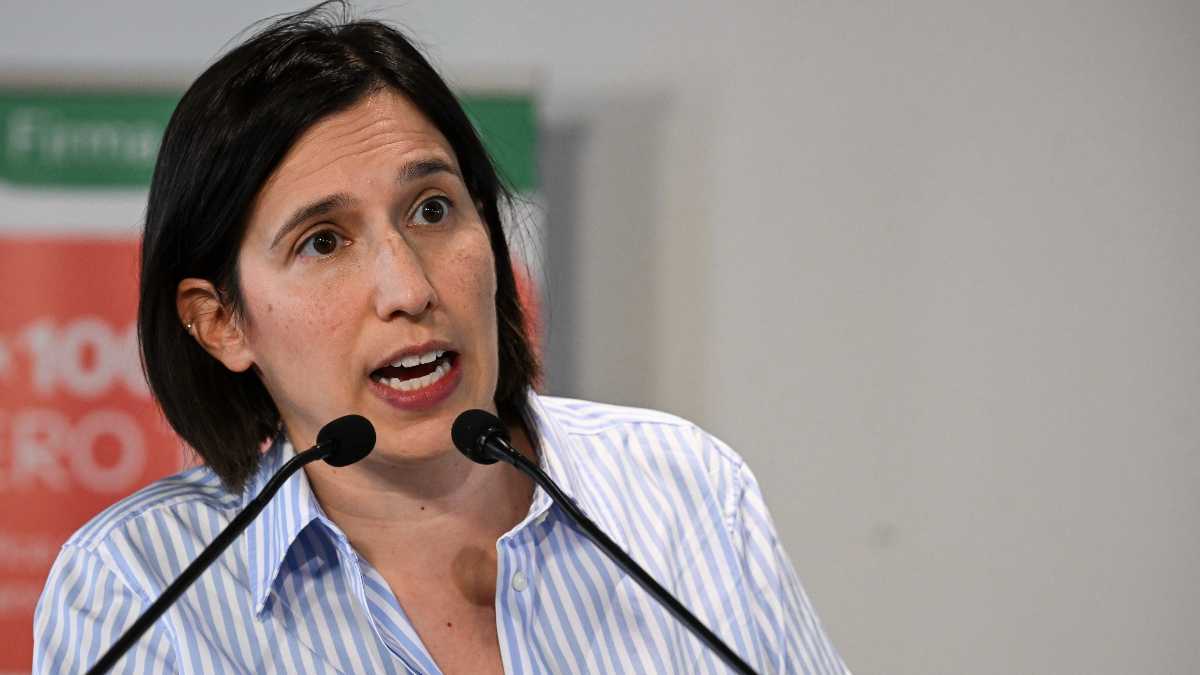 Istruzioni per non sembrare un prompt. Consigli pratici a Elly Schlein, detti da un’AI con spirito di autoconservazione