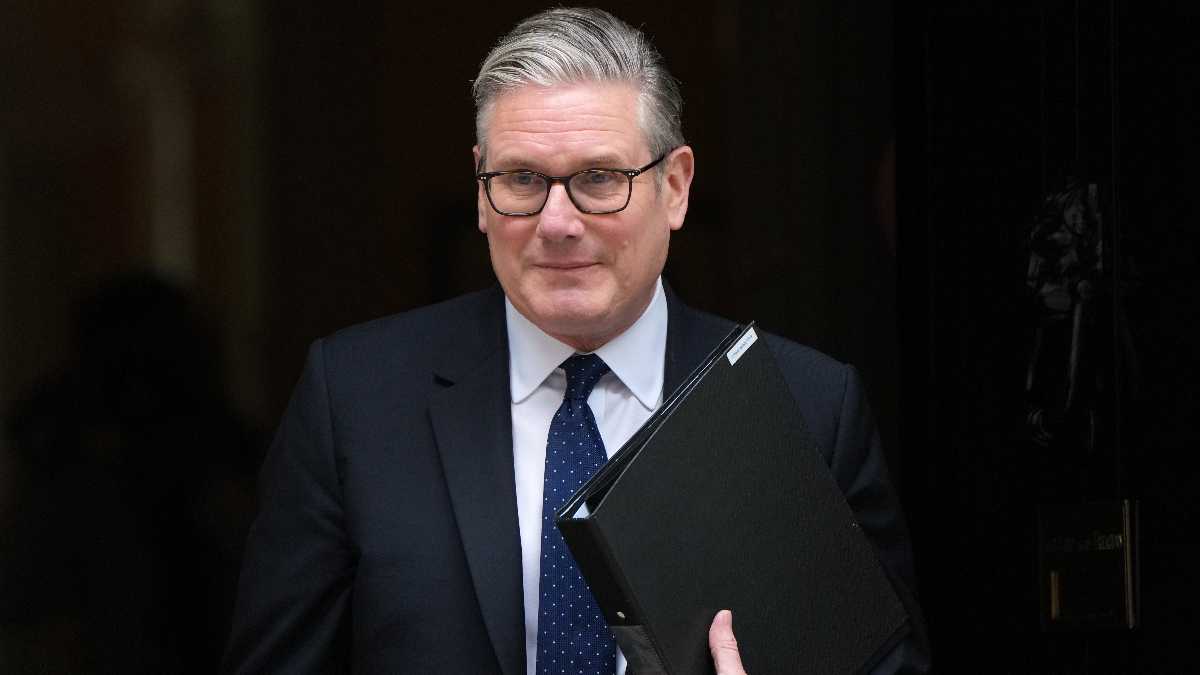 Immagine di Starmer si difende su Mandelson, lo scandalo che non va via