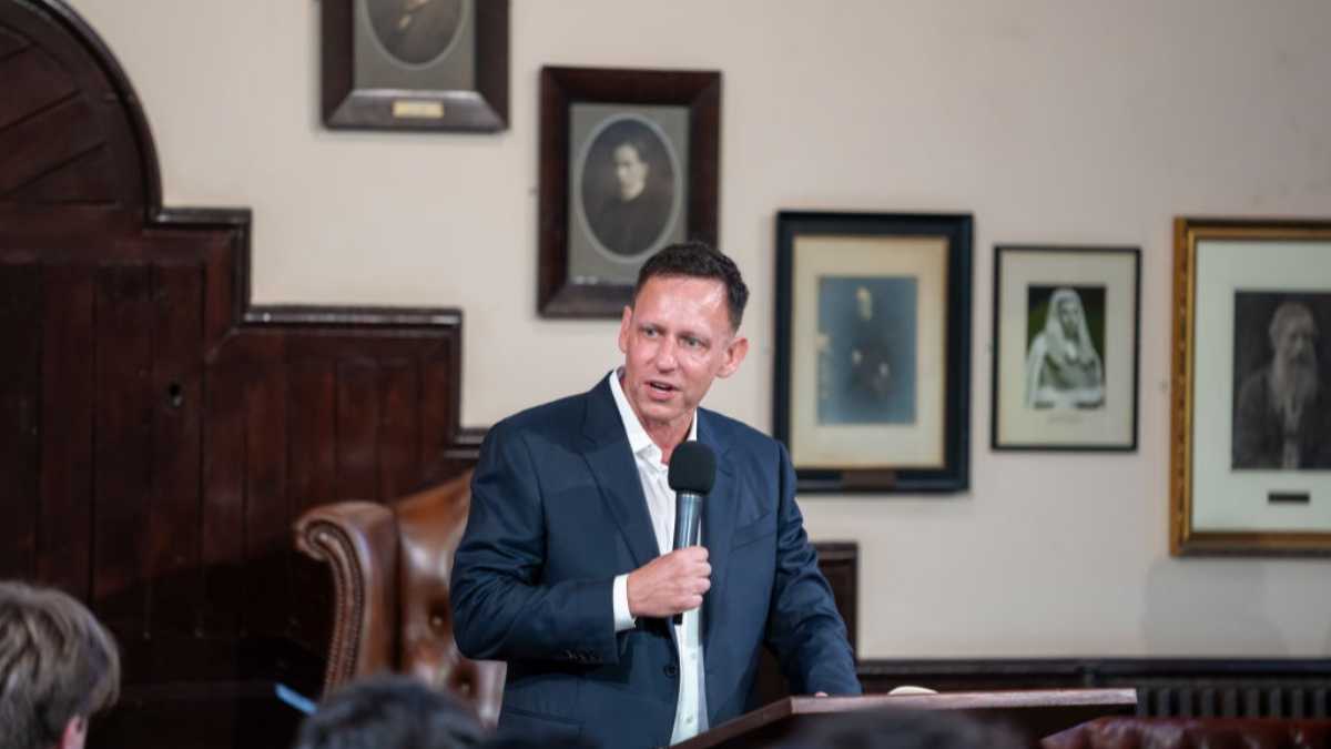 Immagine di Parlare di concorrenza che manca più che di fascismo che avanza. I vuoti da colmare per opporsi allo spaventoso manifesto politico di Palantir