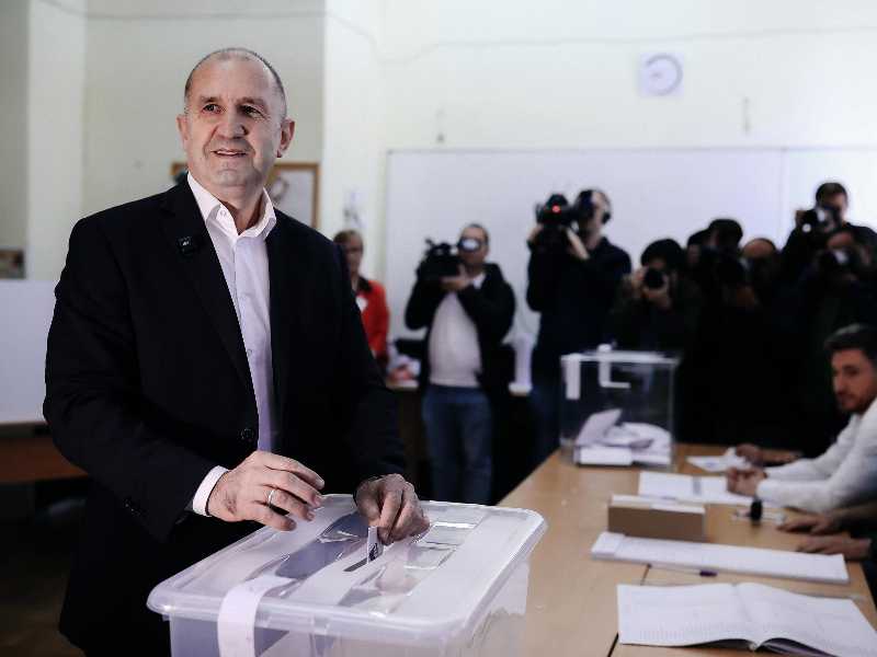 epa12899729 Rumen Radev, leader of the Progressive Bulgaria (PB) coalition, casts his ballot during the parliamentary elections in Sofia, Bulgaria, 19 April 2026. Approximately 6.6 million voters are heading to the polls to elect 240 members of the National Assembly in an attempt to establish a stable coalition government following a period of prolonged political deadlock in the Balkan nation. EPA/BORISLAV TROSHEV
