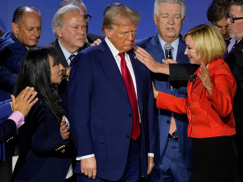 Trump durante un momento di preghiera ad Atlanta
