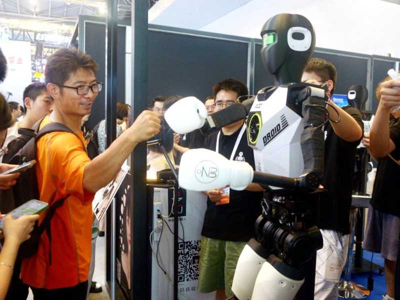 Un robot umanoide alla Shanghai World Expo Exhibition del 2025 (foto VCG/VCG via Getty Images)